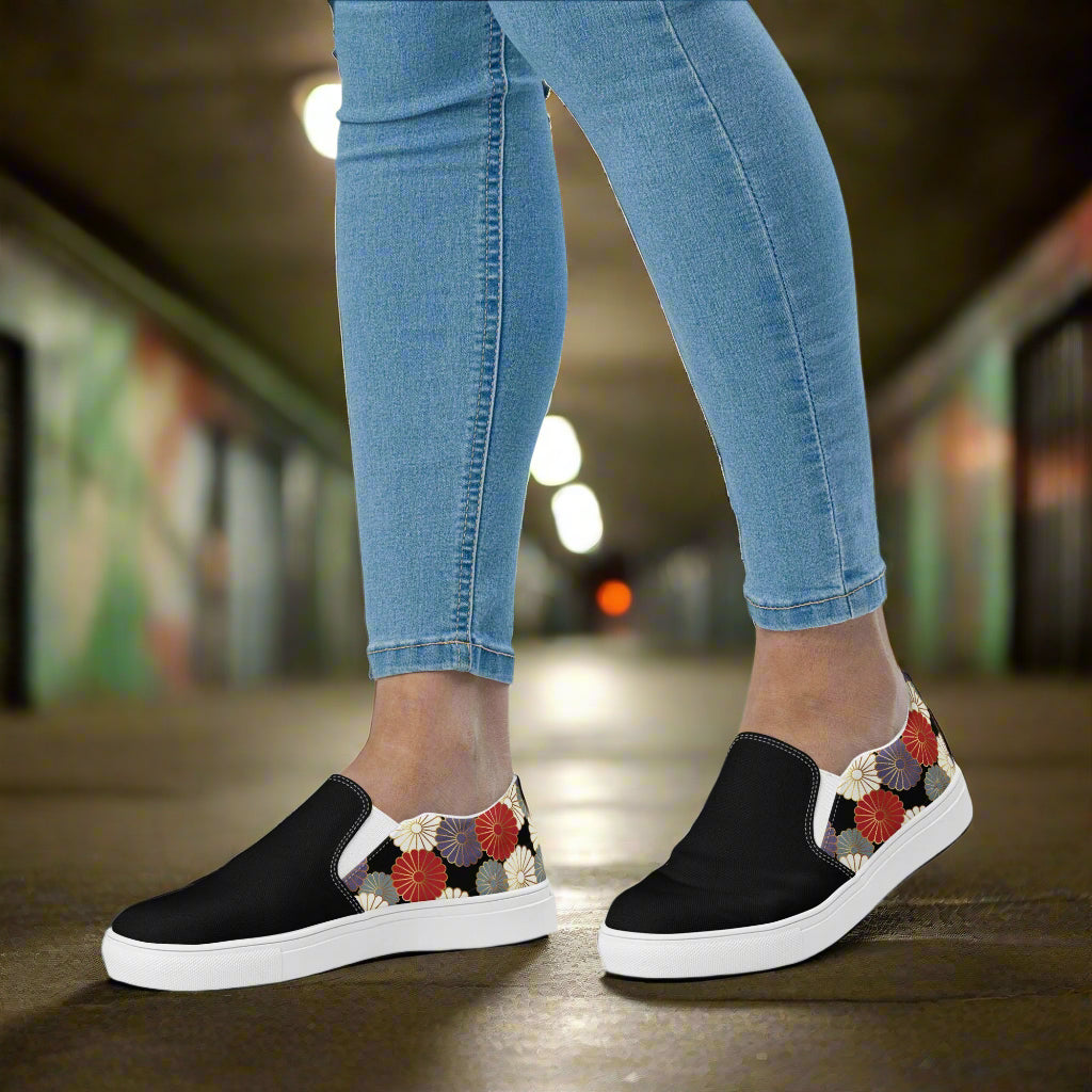Comfortable Slip-on Canvas Shoes Chrysanthemum Two Tone in black and floral design for casual wear