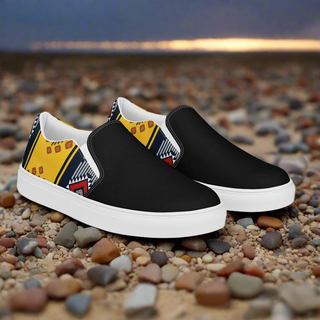 Slip-on Canvas Shoes Kaibito Two Tone with Bold Design and Comfortable Fit for Casual Outings