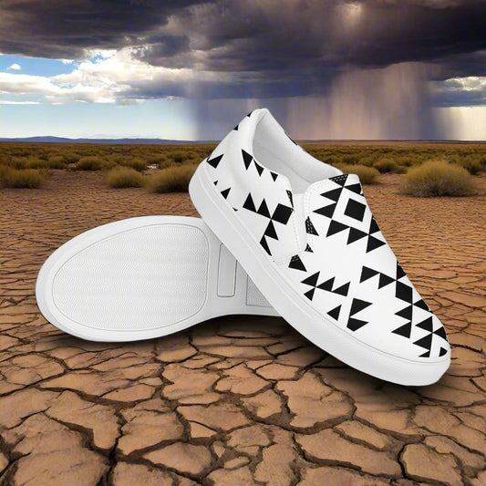 Southwest slip-on canvas shoes Sonora in white with black geometric patterns on a desert background