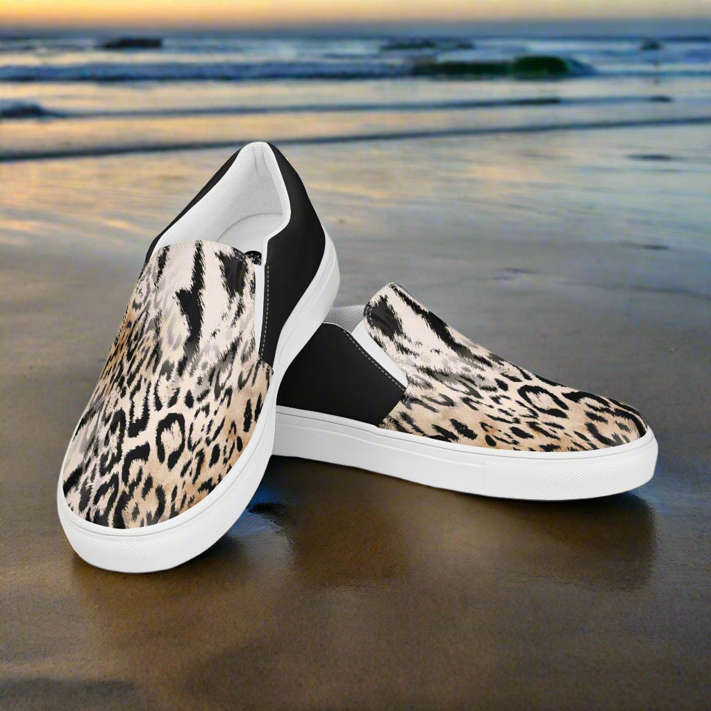 Leopard Halftone Slip-on Canvas Shoes with a trendy design for stylish casual wear